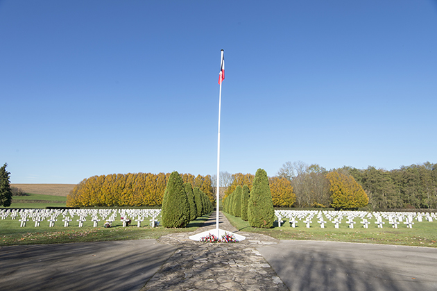 14 415 m²2169 mortsTombes individuelles : 2 16939-45 : 2 169 FrançaisCréation en 1945.Libération du Doubs (1944) par la 1ère armée française Rhin et Danube.1951-1958 : regroupement des corps exhumés de cimetières militaires du Doubs, de Côte-d’Or, de la Haute-Saône et des Vosges.Élément remarquables : Tombe du général Diego Brosset, mort pour la France le 20 novembre 1944.